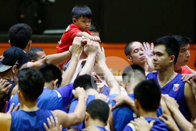 Alapag teaches his kid basketball; more than that, he teaches him value of hardwork