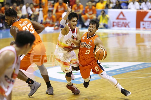 Meralco shows no sign of rust after layoff, grounds Phoenix to clinch playoff berth