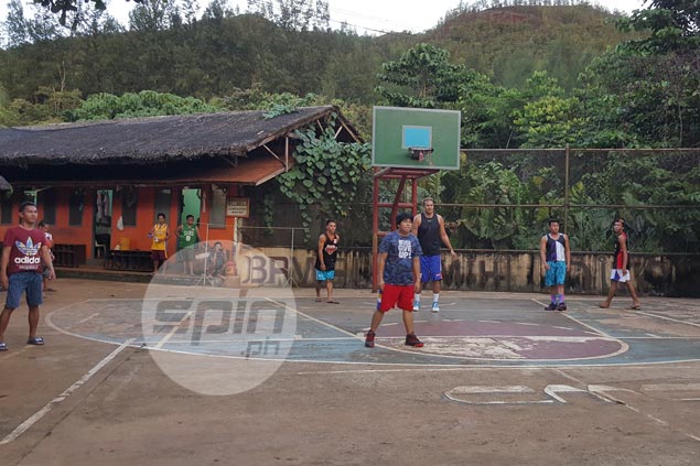 Asi Taulava 'spreads sunshine' to folks on remote island in game of street-style basketball
