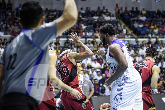 Arwind Santos says no flop, just a bit of acting in tussle with Joshua Smith: 'Dumaplis kaya inarte ko'