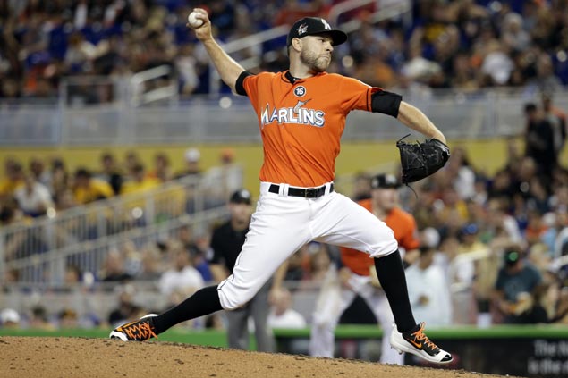 Marlins trade versatile relief pitcher David Phelps to Mariners for four prospects