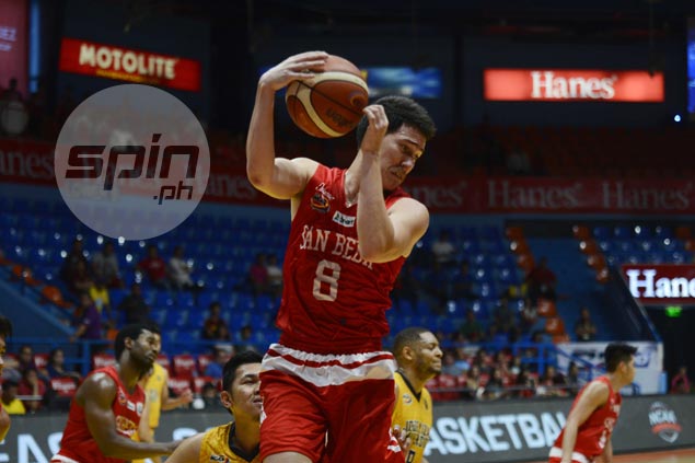 Robert Bolick plays on despite bum stomach, fires up Red Lions super-sub Clint Doliguez