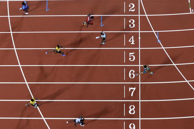 With top rival sidelined, Wayde van Niekerk cruises to second straight 400-m world title