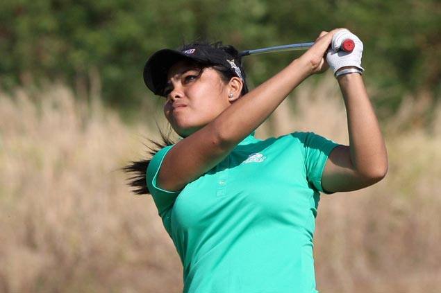 Nicole Broch slips to share of lead with four others after late penalty following video review