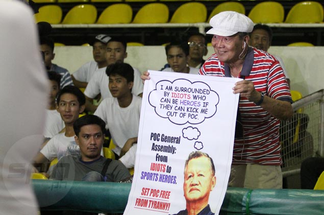 A hundred protesters led by former PSC chief Perry Mequi call on Peping Cojuangco to resign