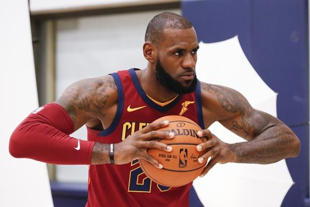 LeBron James limps off after hurting ankle in first practice with Dwyane Wade in Cleveland