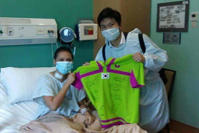 Athens table tennis champ Ryu Seung-min brings cheer as he visits ailing fellow Olympian Ian Lariba