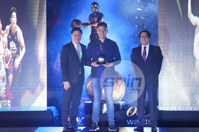 RR Pogoy accepts Rookie of the Year award wearing a borrowed coat. Here's why