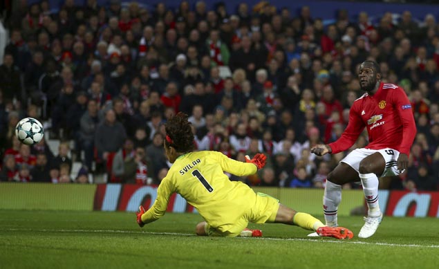 Man United scores another win as Benfica teen keeper Mile Svilar slips again