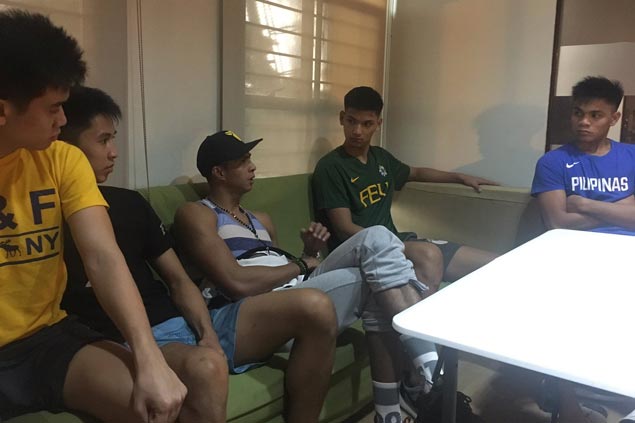 Former FEU star Arwind Santos gives Tamaraws a pep talk ahead of Final Four