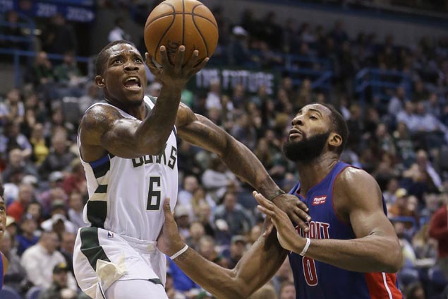Khris Middleton, Eric Bledsoe lead Bucks to fourth straight win, stop Pistons streak at five