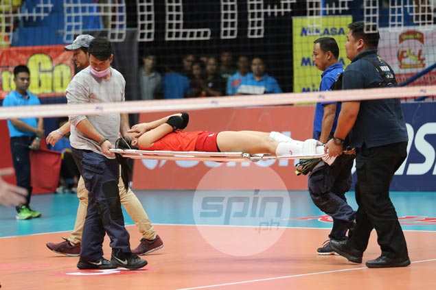 Jovelyn Gonzaga stretchered off court after hurting knee in Cignal match vs F2 Logistics