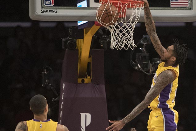 Lakers rally late from 19 points down to stun skidding Bulls for second straight win