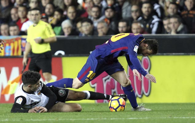 Barca salvages draw with Valencia as clash of La Liga leaders is marred by disallowed Messi goal