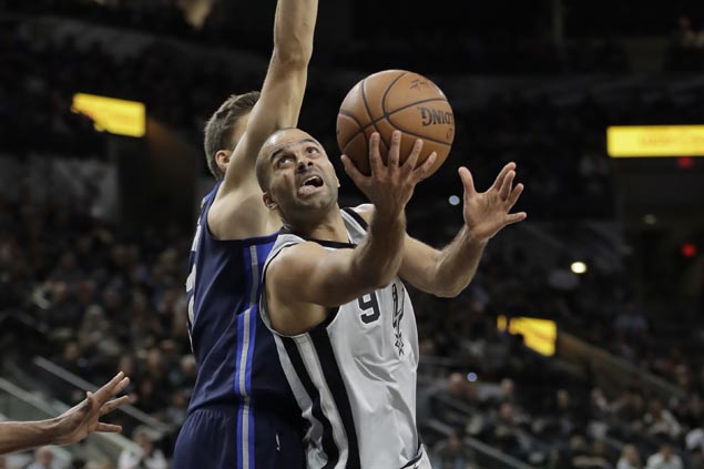 Tony Parker solid in season debut as Spurs ease to victory over Mavs