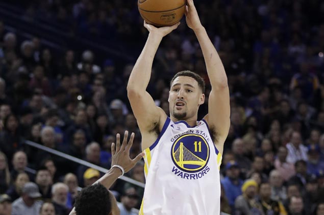 Klay Thompson catches fire early to lead Warriors romp over Grizzlies for 10th straight win