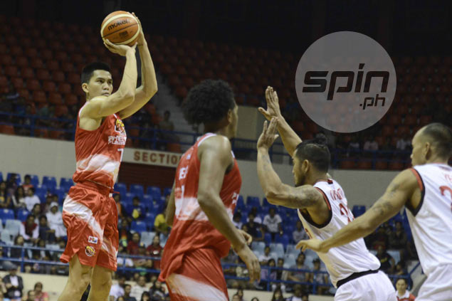 Phoenix gifts coach Louie Alas maiden PBA win, deals Kia second loss in a row