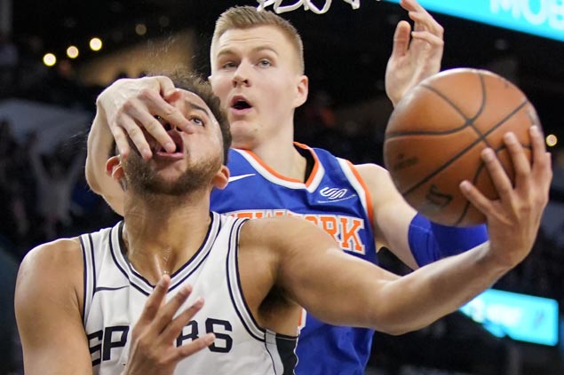 Spurs use balanced attack, late flurry to take down Knicks for third win in a row