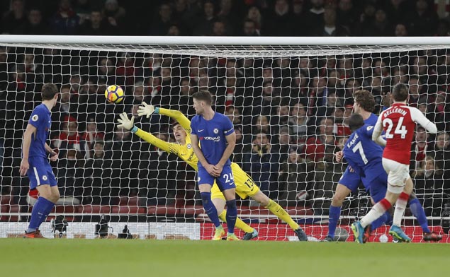 Hector Bellerin makes up for early mess with late goal to salvage draw for Arsenal against Chelsea