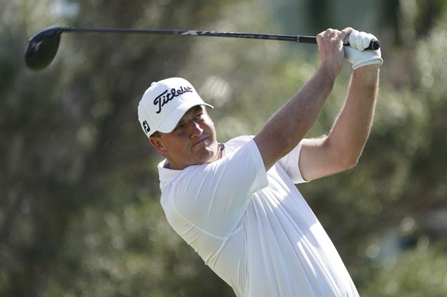 Tom Hoge keeps cool on frantic day at Waialae, winds up a stroke ahead of Brian Harman, Patton Kizzire