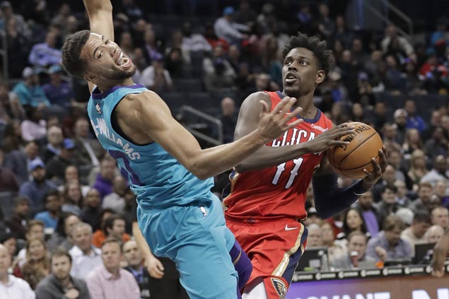 Jrue Holiday takes charge late to lift Pelicans in slim win over Hornets