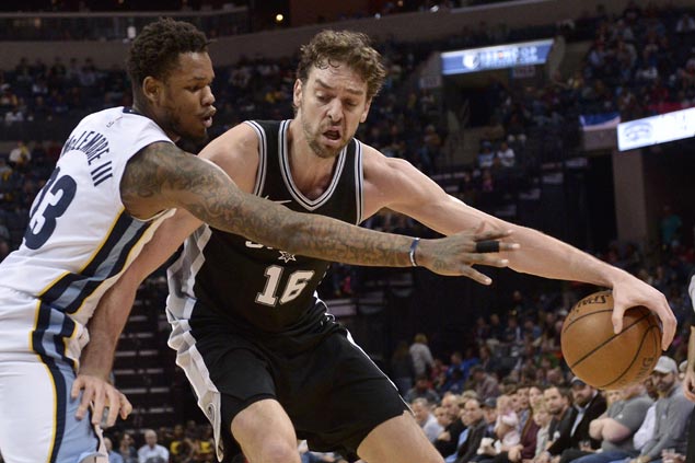 Pau Gasol flirts with triple-double as Spurs rout Grizzlies in clash of depleted squads