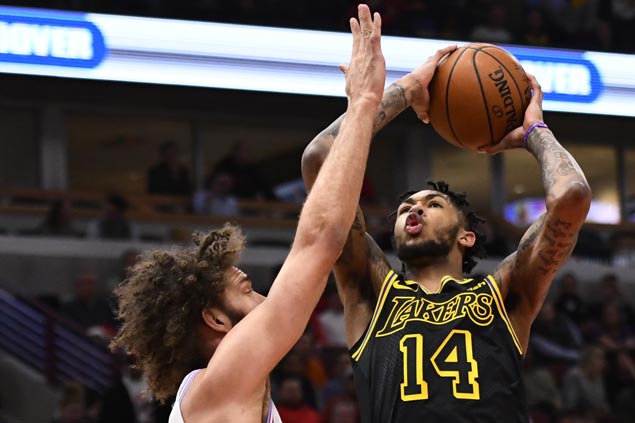 Lakers waste 12-point lead then rally late to beat Bulls to extend win streak to four