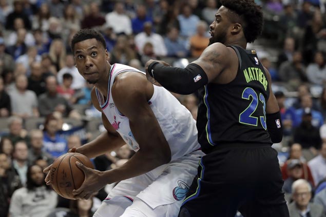 Hassan Whiteside posts 18th double-double of season as Heat defeat Mavs