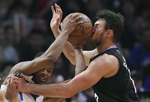 Clippers hold Mavs scoreless in final four minutes, spoil Dirk’s milestone night