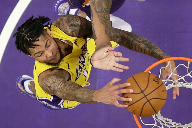 Lakers pull away late to turn back sinking Suns for third win in a row