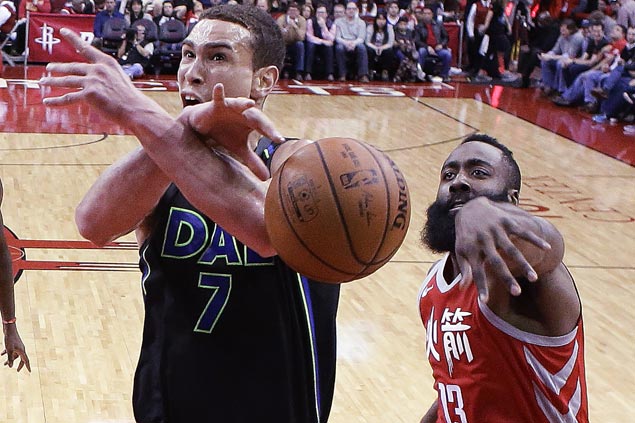 Rockets turn back Dirk-less Mavericks to stretch streak to eight