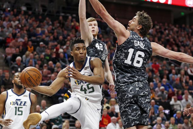 Mitchell nails go ahead jumper as Jazz extend streak to 10 with victory over struggling Spurs