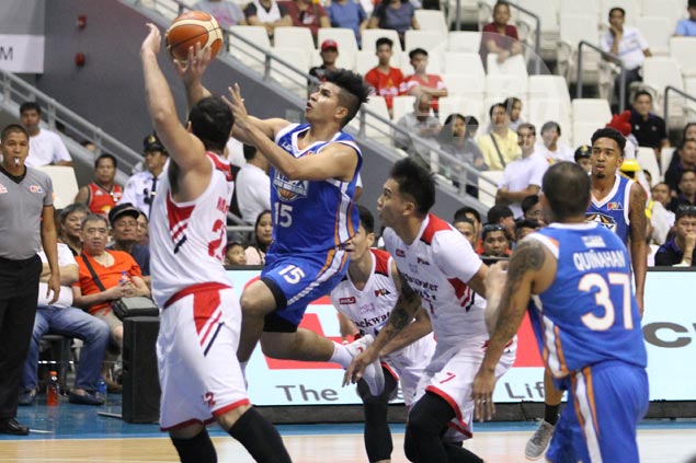 No hesitation on Kiefer Ravena's part to give way to red-hot Kevin Alas