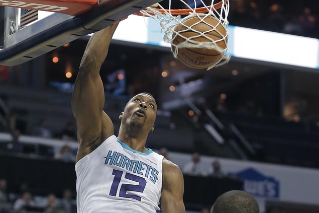 Dwight Howard returns from early injury scare to power Hornets past Bulls