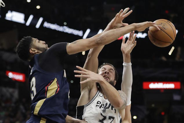Pelicans make it seven straight wins as struggling Spurs lose Aldridge to injury