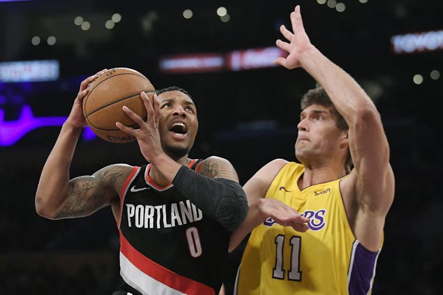 Damian Lillard catches fire in fourth as Blazers down Lakers