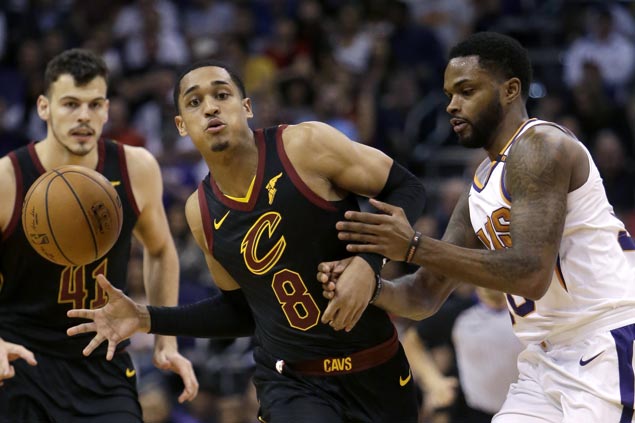LeBron posts 69th career triple-double, Clarkson nails six treys in Cavs' rout of Suns