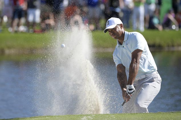 Stenson misses several scoring chances but holds slim lead as Tiger stands five shots back