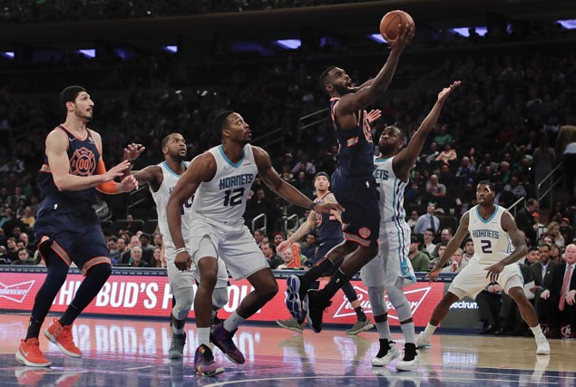 Knicks use balanced offense to beat Hornets and halt nine-game slide