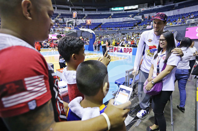 Marc Pingris keeps promise, arrives in crutches to support Magnolia in PBA Finals