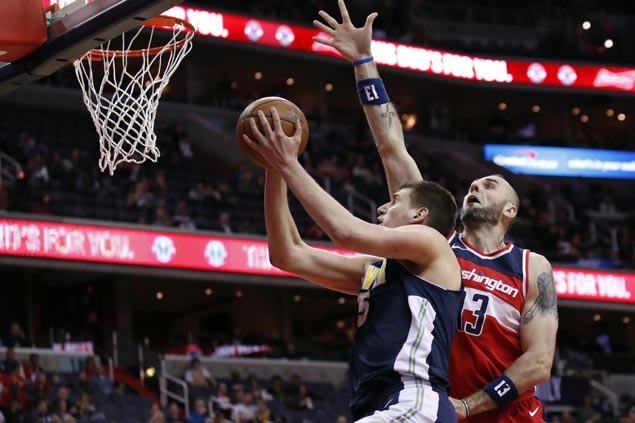 Jokic, Murray show way as Nuggets stay in playoff race with victory over Wizards