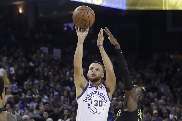 Back from six-game absence due to ankle injury, Steph Curry hurts knee ...