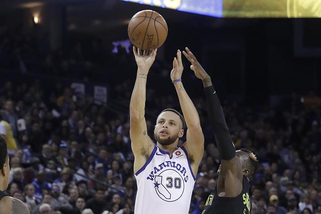 Back From Six-game Absence Due To Ankle Injury, Steph Curry Hurts Knee ...