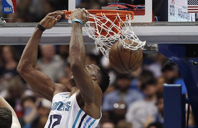 Dwight Howard back with a bang as Hornets overcome Mavs for third straight win