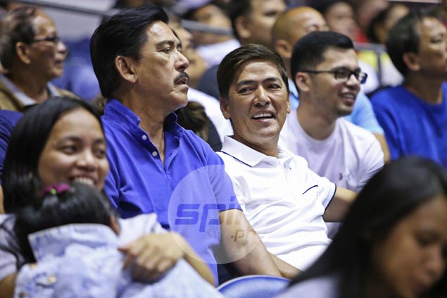 Divided loyalty for Vic Sotto as he watches Game 3 of Magnolia-SMB finale from ringside