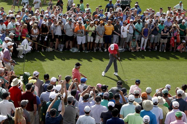 Roars reverberate through Augusta National, on first practice day, as Tiger arrives for Masters
