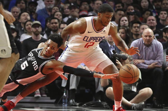 Clippers keep playoff hopes alive, dent Spurs’ bid for homecourt advantage