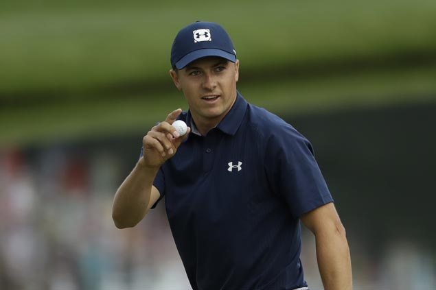 Jordan Spieth wields hot putter, seizes two-stroke lead at Augusta
