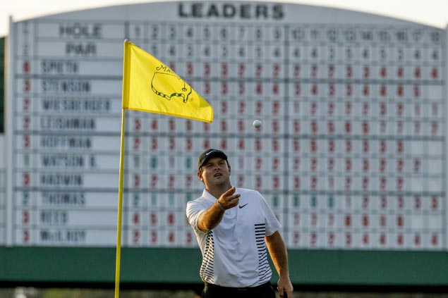 Reed leads, five major champs close behind but Tiger and Lefty way off pace