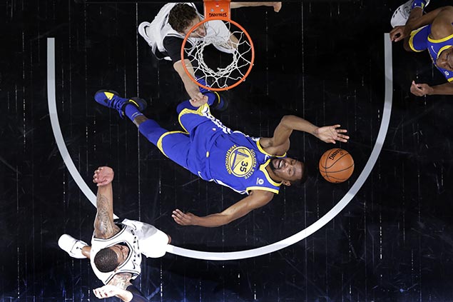 Durant, Warriors ride late flurry to send mourning Spurs on brink of elimination